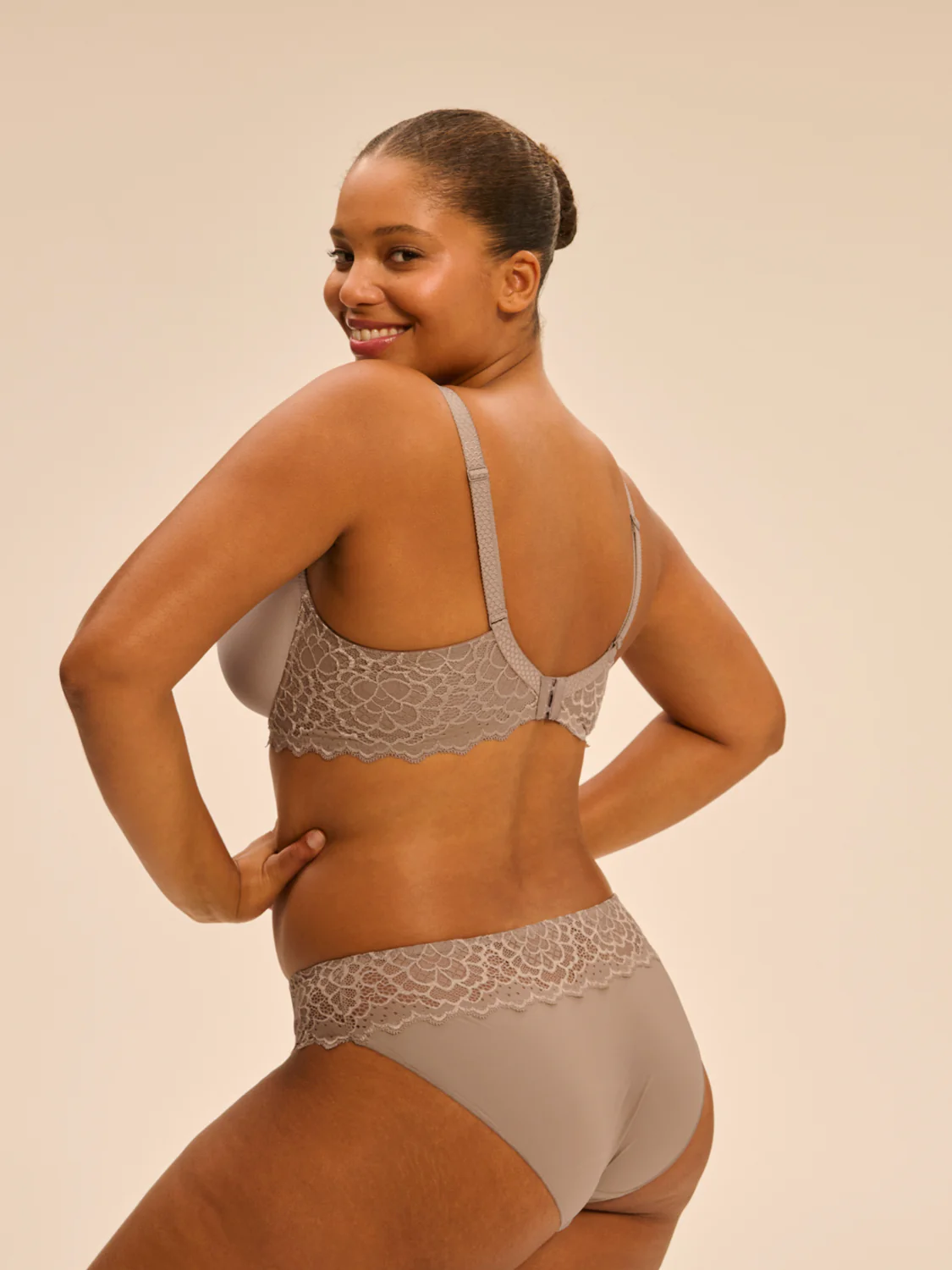 Caresse 3D Plunge - Greige - Image 10